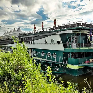 greenyacht.praguehotelsweb.com/